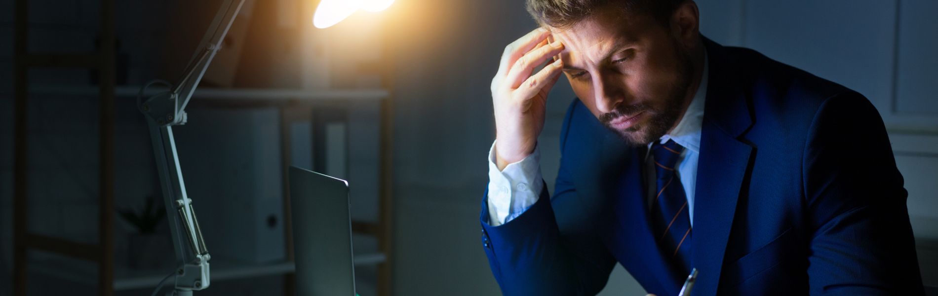 Homme au bord de l'épuisement émotionnel lié au travail